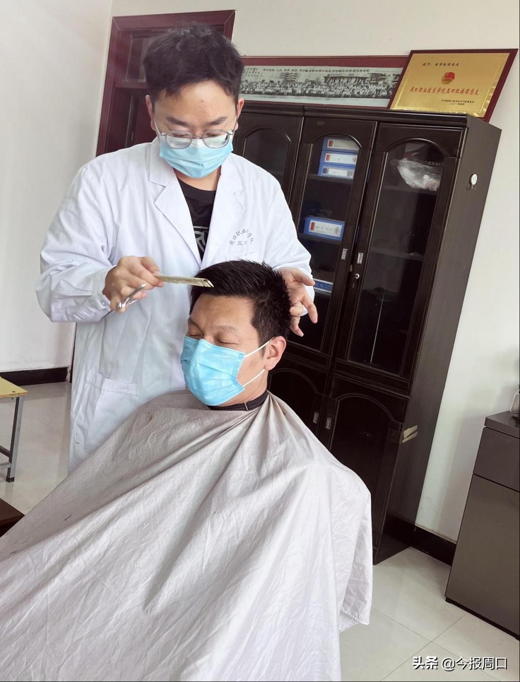 戮力同心 攜手抗疫——記最美校園“發(fā)哥”魏輝