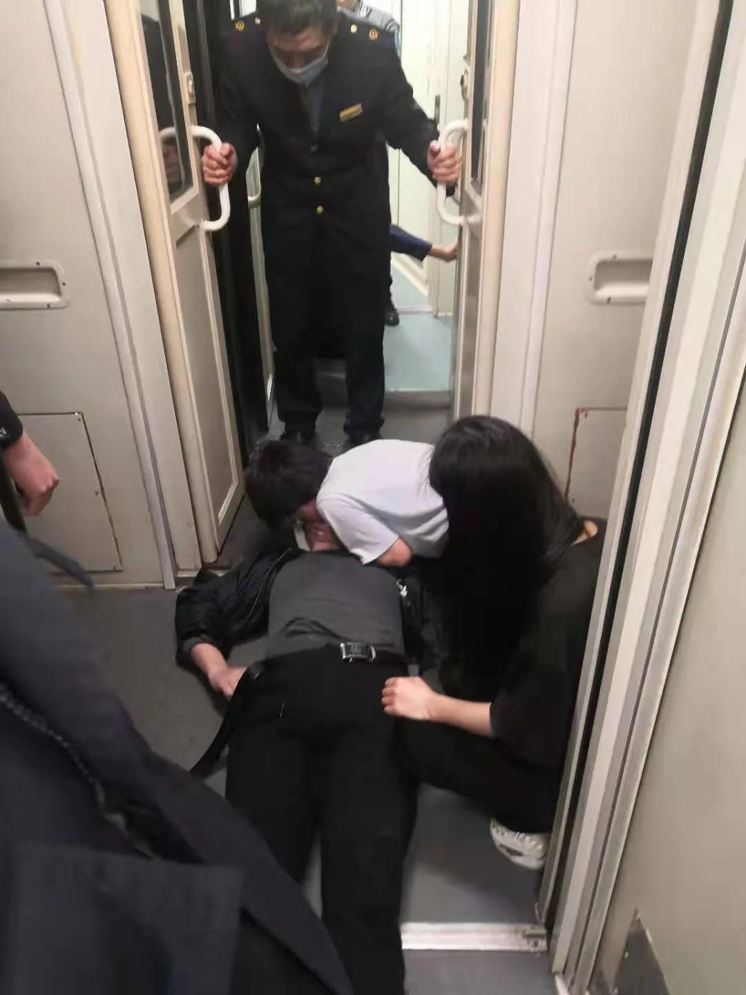 列車上緊急救援！多虧了這倆周口的大學生