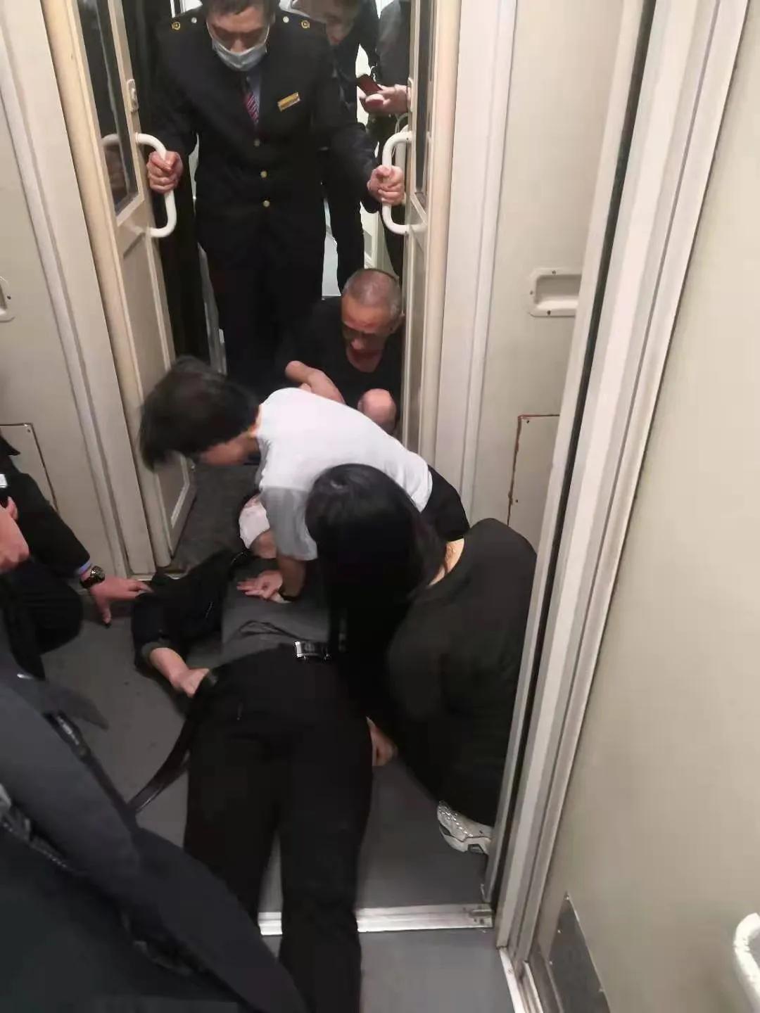 列車上緊急救援！多虧了這倆周口的大學生